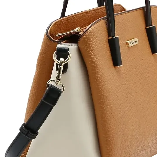 Close da alça tiracolo preta removível da bolsa Chenson marrom com ferragens douradas